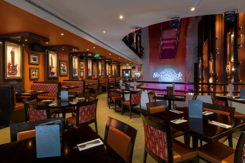 Lisbon: Hard Rock Cafe Experience - The Atmosphere: Music, Memorabilia, and Friendly Service