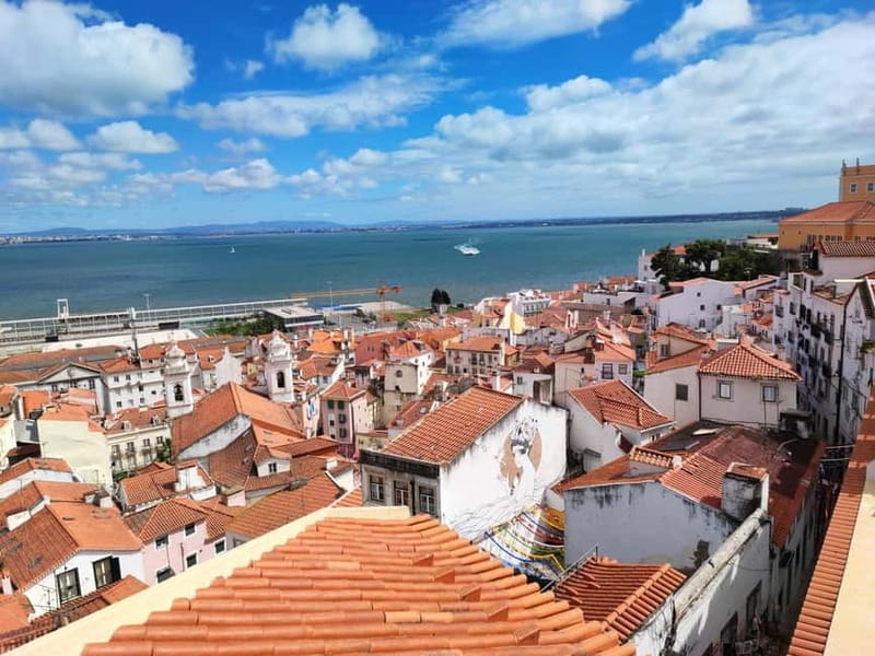 Lisbon Highlights Tuk Tuk Tour Historic & Scenic Guide - Visiting Key Landmarks: Lisbon Cathedral & São Jorge Castle
