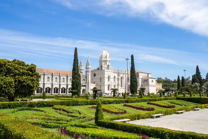Lisbon Hop-On Hop-Off Bus Tour and River Cruise - Onboard Amenities and Accessibility