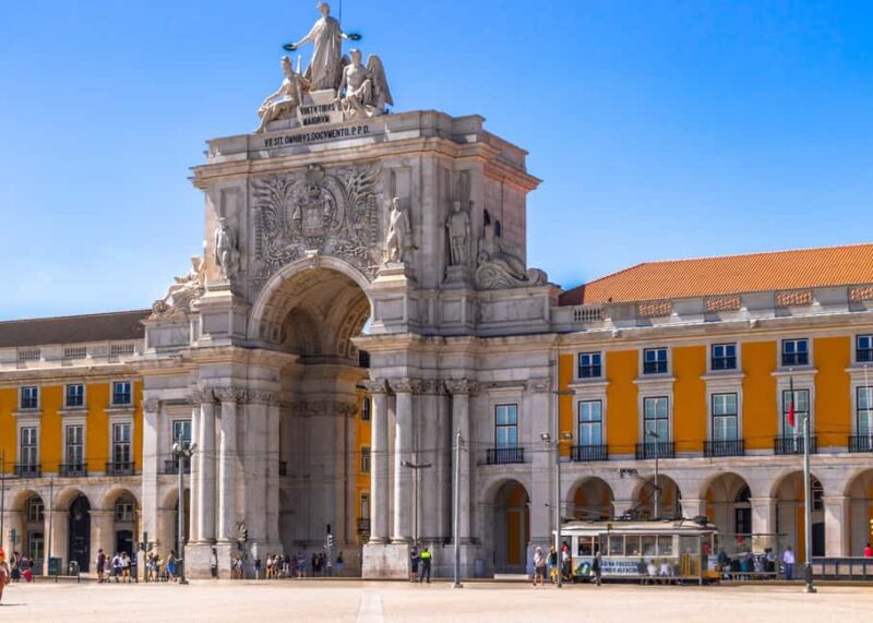 Lisbon: Immersive Walking Tour of the old town - Key Points