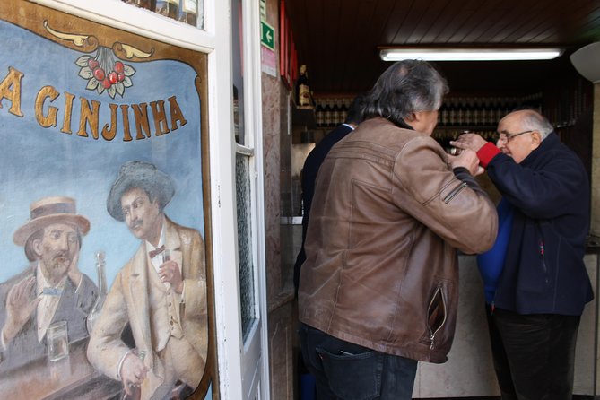 Lisbon in the eye of a Portuguese writer - Tasting Traditional Lisbon Snacks: Pastéis de Nata and Local Shops
