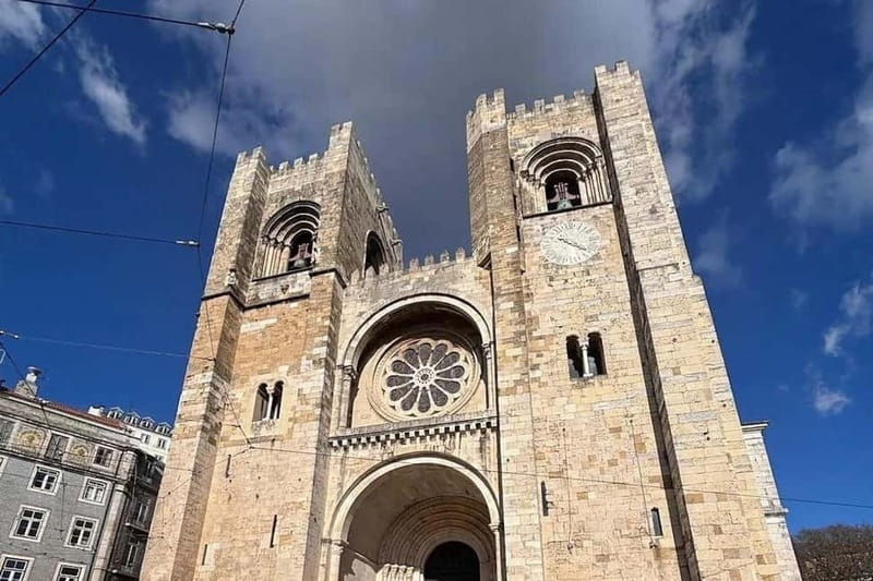Lisbon: Live Fado Show in Historic Alfama with Port Wine - The Performance: A Blend of Music and Storytelling