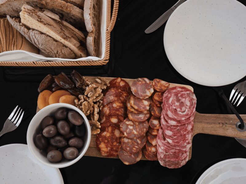 Lisbon: Market to Rooftop Wine & Culinary gastronomic jorney - Starting Point: The Bustling Mercado 31 de Janeiro