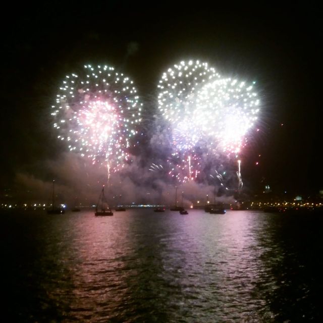 Lisbon: New Year's Eve Tagus River Cruise with Open Bar - The Midnight Fireworks Show from the Water