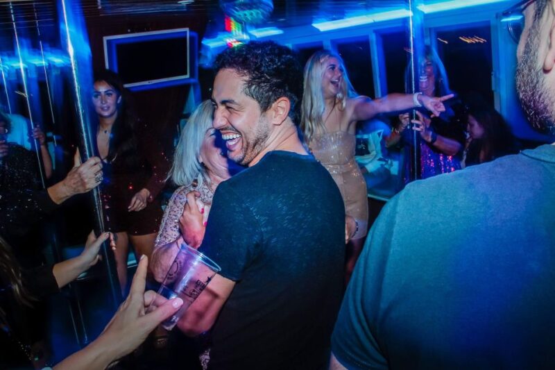 Lisbon: New Year's Eve with Live Dj Fireworks and Open Bar - The Atmosphere and Crowd Dynamics