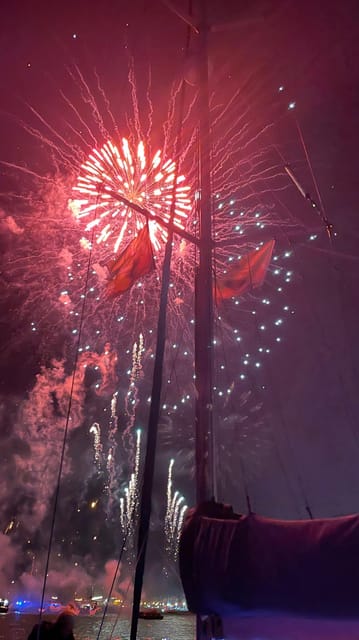 Lisbon: New Year's party on sailboat tour 2025 to 2026 - Onboard Comforts and Culinary Delights