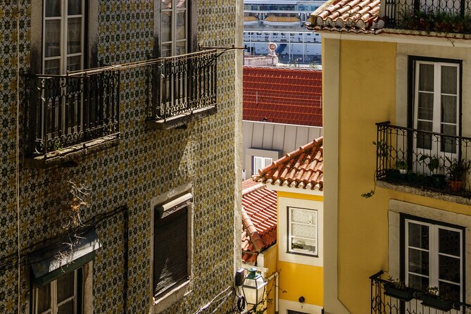 Lisbon Old town Tour - Panoramic Views from Miradouro das Portas do Sol