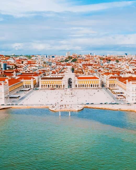 Lisbon: Old Town Tuktuk Tour - Santa Luzia and Portas do Sol Viewpoints