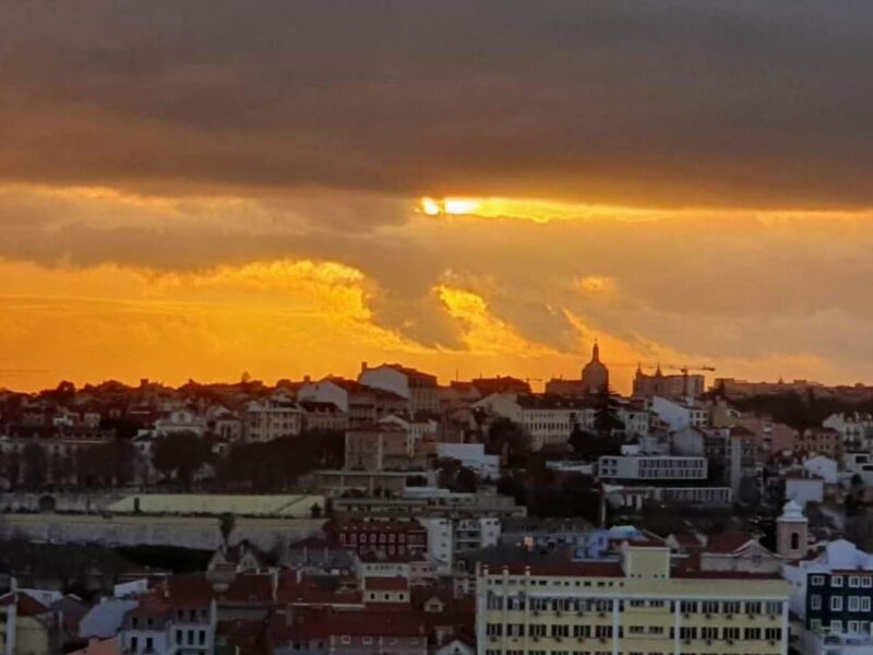 Lisbon: Private Highlights Tuk-Tuk Tour with Tapas and Wine - Indulge in Delicious Tapas and Local Drinks