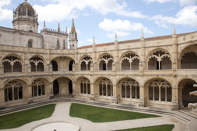 Lisbon Private ONE WAY transfer (IN or OUT) - Airport Arrival: Personal Welcome and Flight Monitoring