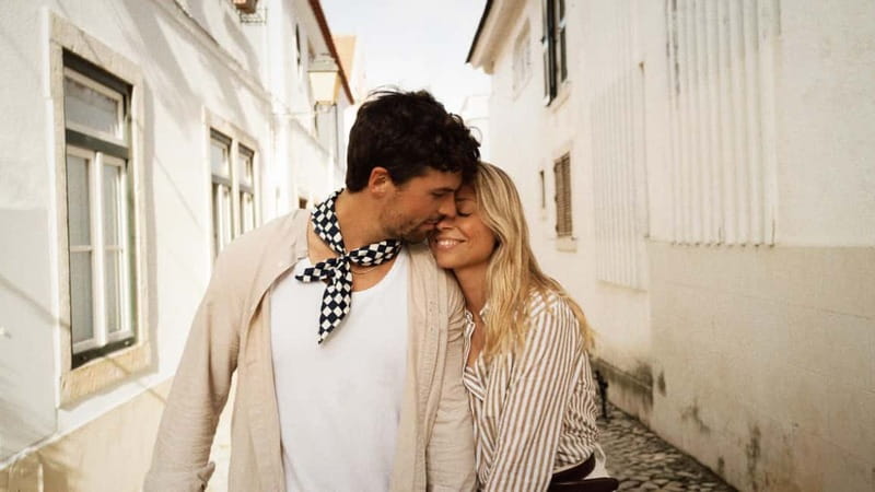 Lisbon: Private Photoshoot Tour in Alfama with Edited Photos - The Starting Point: Largo do Chafariz de Dentro and Scenic Walks