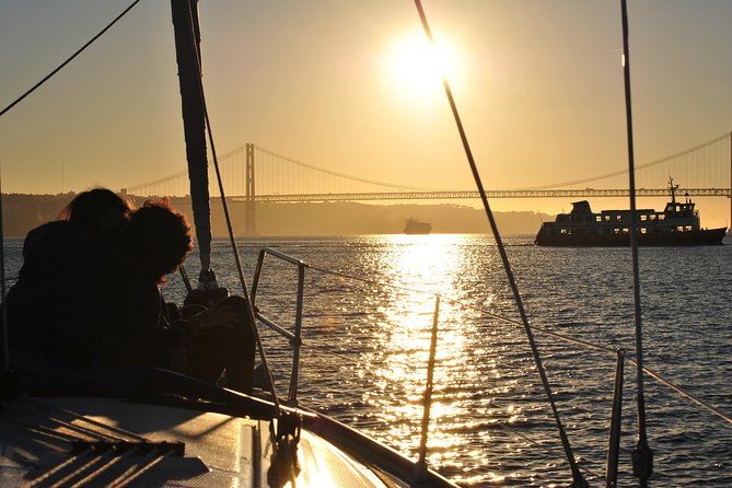 Lisbon Private Romantic 2h Cruise with sparkling wine-Day/Sunset - Key Points