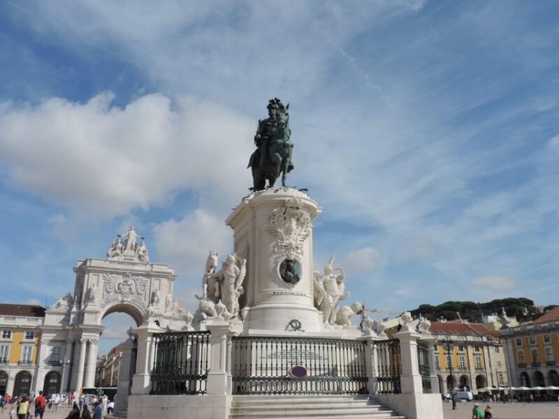 Lisbon Private Tour in Spanish - Stops for Photos, Souvenirs, and Local Flavors
