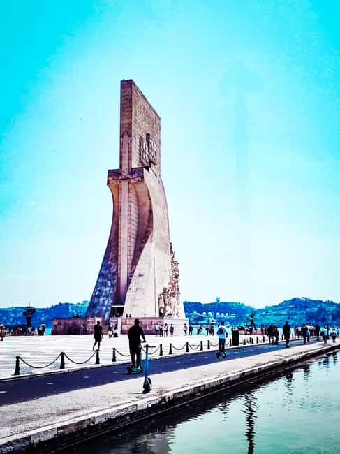 Lisbon: Private Tuk-Tuk Tour of Old Town & Scenic Viewpoints - Discovering the Colorful Graça Neighborhood and Hidden Gems