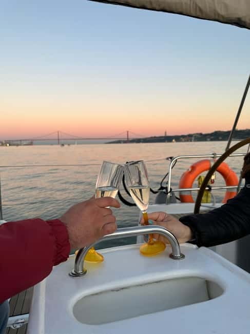 Lisbon: Romantic Cruise with Wine & Portuguese Tapas - Ideal for Romantic Occasions and Celebrations