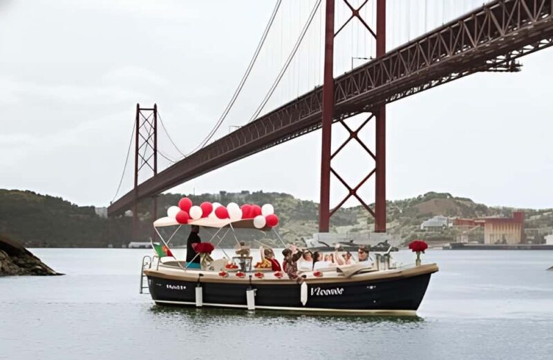 Lisbon: Romantic Sunset Pizza with Wine & Chocolate Fondue - The Experience Aboard the Vicente Boat