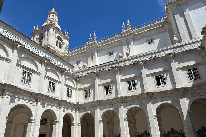 Lisbon Royal Views Small Group Tour with St George Castle Entry - Exploring the Historic Castelo de São Jorge