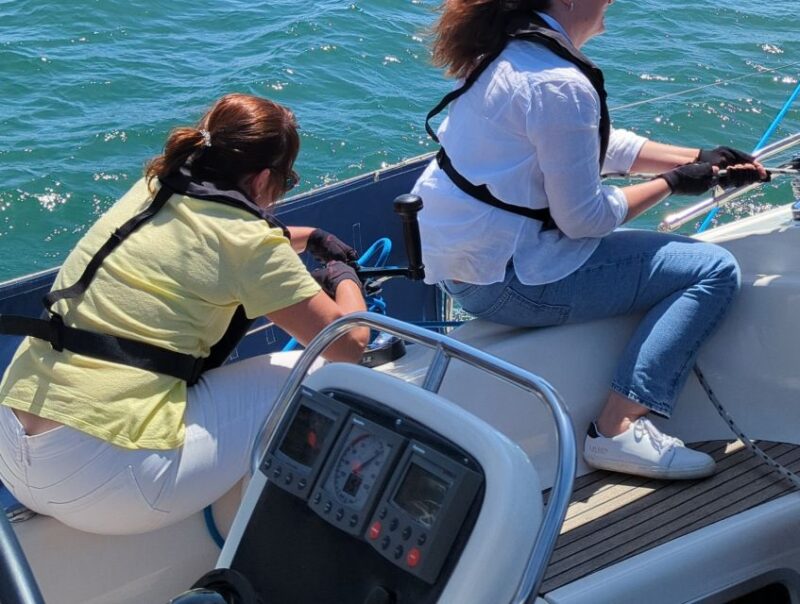 Lisbon: Sailing Initiation - 2 or 4 hours - What to Bring for Comfort and Safety