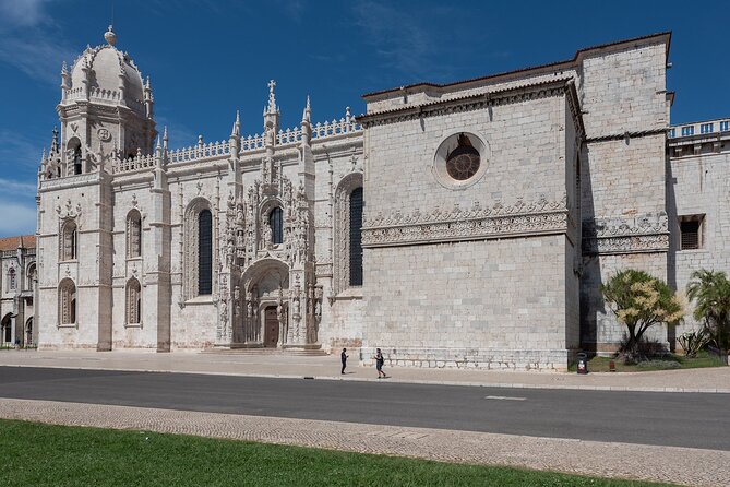 Lisbon See-it-All Half Day Private Tour - Exploring Alfama: Lisbon’s Historic Neighborhood