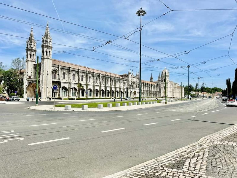 Lisbon sightseeing Big OVERVIEW (4h) Tuk Tuk city Tour - Unique Stops and Scenic Variations Along the Route