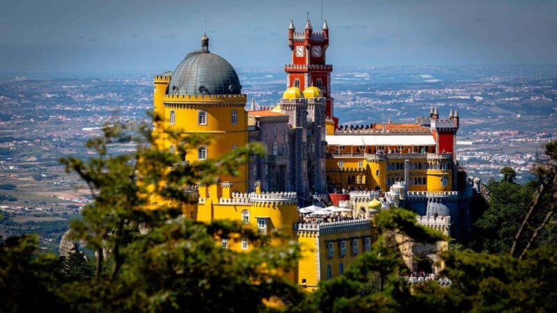 Lisbon: Sintra, Cascais & Pena Palace Tour with Lunch - Explore the Charm of Lisbons Surroundings on a Full-Day Tour