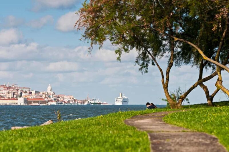 Lisbon: South of the City Historical Tour with Sunset Picnic - Sunset Picnic at Jardim do Ginjal