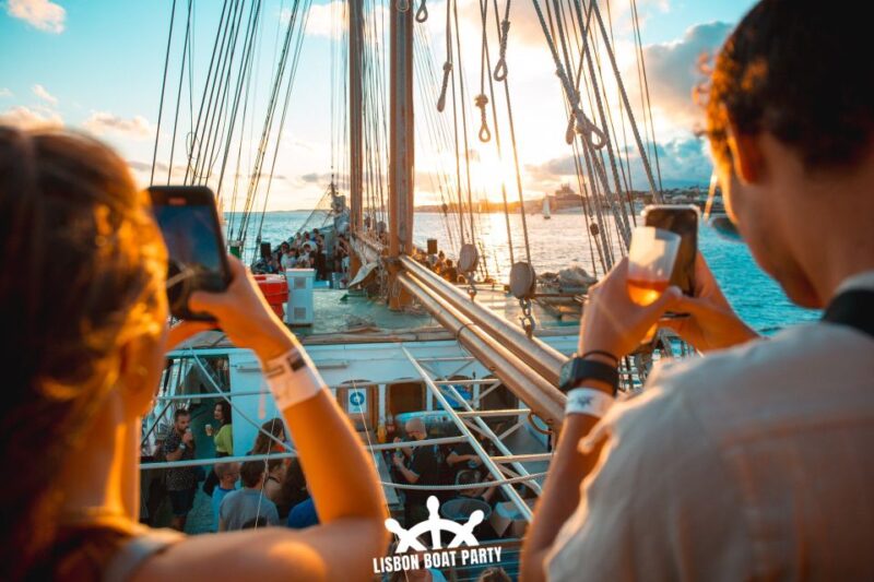 Lisbon: Sunset Boat Party with 2 Drinks and Free Club Entry - Food and Drink Options During the Cruise