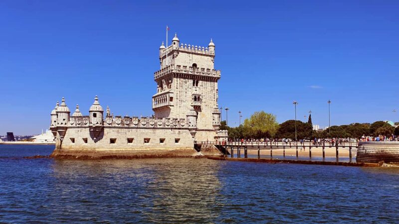 Lisbon: Sunset Boat Tour with live Fado Concert - The Welcome Snack: Traditional Bread and Roasted Chouriço