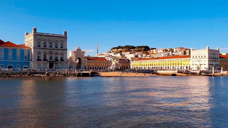 Lisbon: Sunset Boat Tour with live Fado Concert - Logistics and Group Size