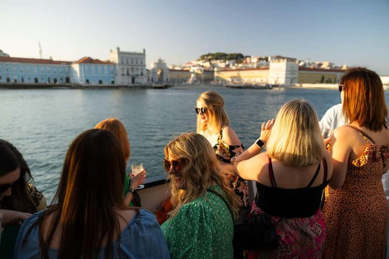 Lisbon: Sunset Boat Tour with Music and Drinks - The Vibe and Audience Experience