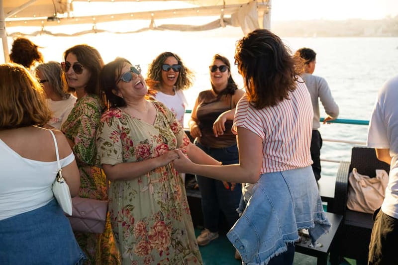Lisbon: Sunset Boat Tour with Music and Drinks - Capacity and Crowd Levels