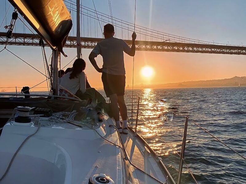 Lisbon: Sunset Cruise with Drinks - The Experience of the Guides and Crew