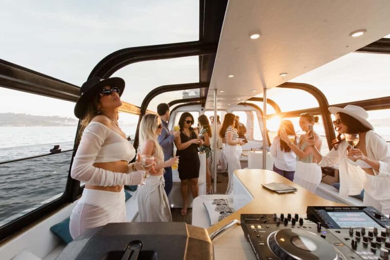 Lisbon Sunset DJ Party  Luxury Boat, Pizza & Open Bar - Food and Drinks: Pizza and Unlimited Sangria