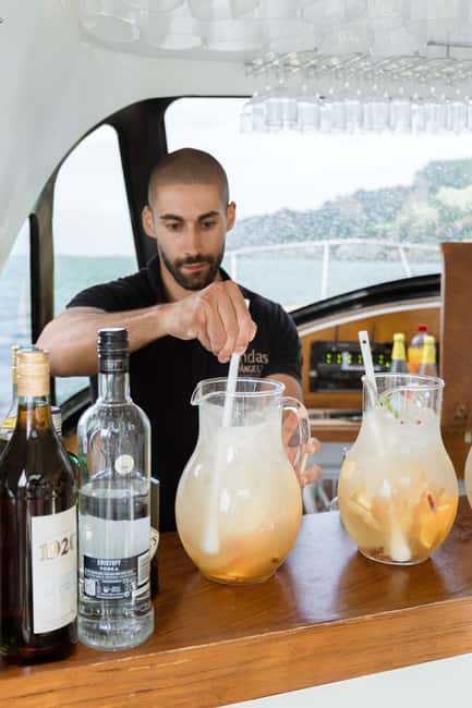 Lisbon Sunset DJ Party  Luxury Boat, Pizza & Open Bar - Lisbon Sunset DJ Party on a Luxury Boat – A Vibrant Way to End the Day