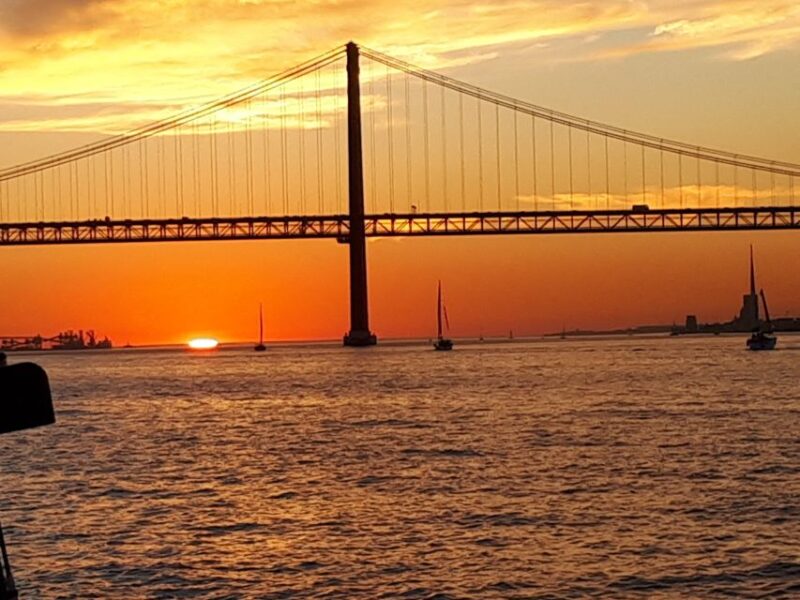 Lisbon: Sunset SpeedBoat Tour - Wine and Sunset: A Perfect Combination