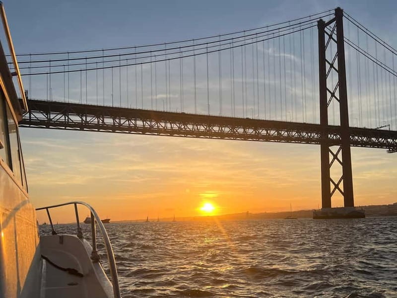 Lisbon: Sunset Tour on a Cozy Boat - Stunning Sunset Views on a Cozy Lisbon Boat Tour