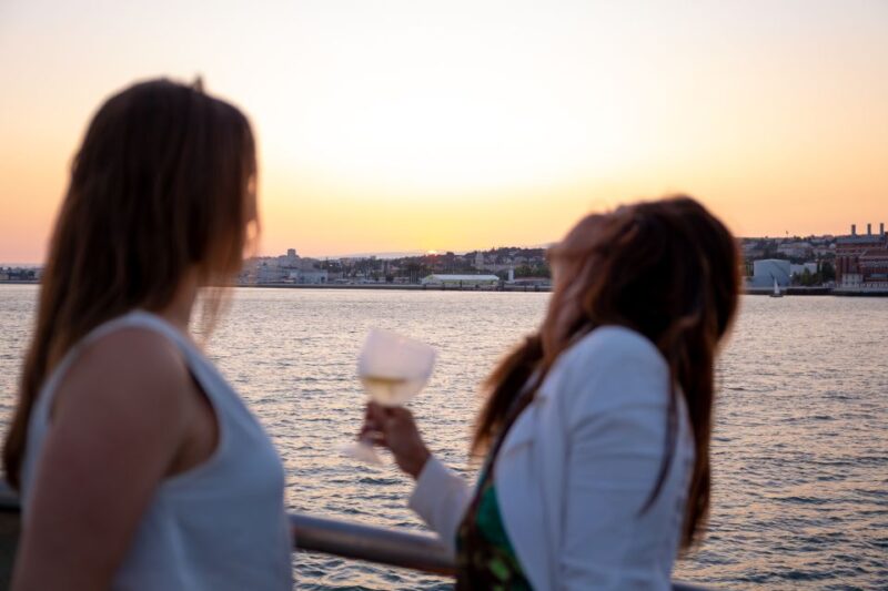 Lisbon: Tagus River Sunset Tour with Snacks and Drink - Set out on a Scenic Sunset Cruise from Estação Fluvial Sul e Sueste
