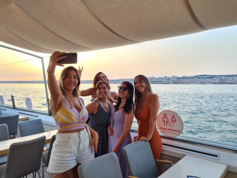 Lisbon: Tejo River Sunset Cruise with Welcome Drink - The Experience of Watching Sunset on the Water
