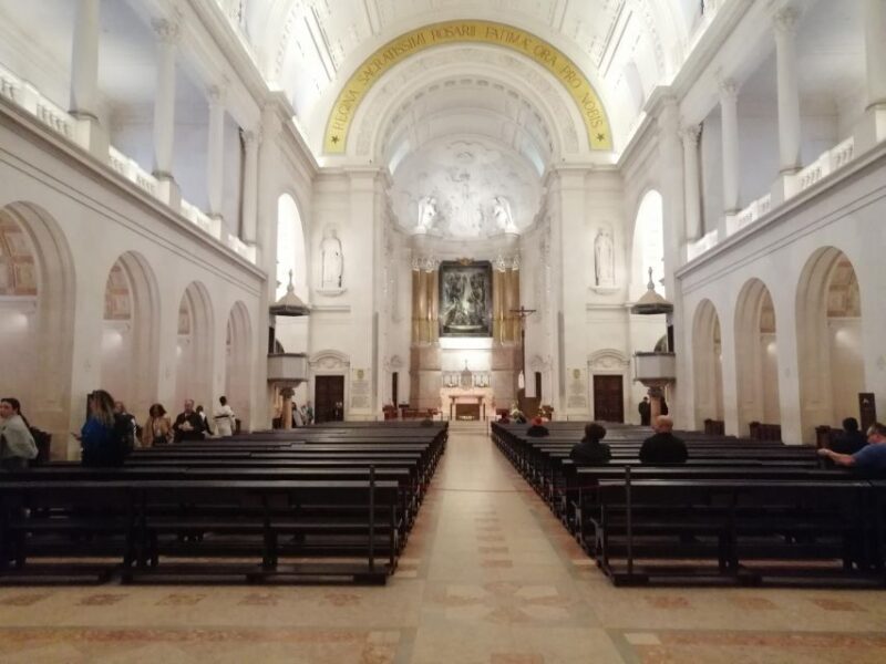 Lisbon to Fátima, Nazaré, and Óbidos, Full-Day Private Tour - Nazaré Beach: Panoramic Views and Surfing Feats