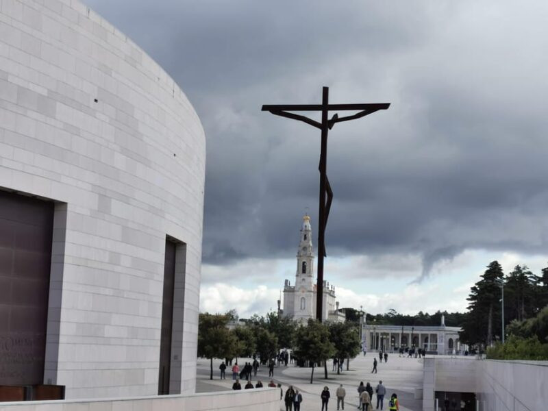 Lisbon to Fatima Nazaré and Óbidos Private Full Day Tour - Exploring the Monastery of Batalha