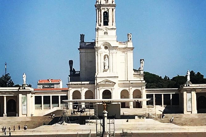 Lisbon to Porto Up to 4 Stops: Obidos, Nazare, Fatima & Aveiro - Fátima: A Spiritual Stop with Cultural Significance
