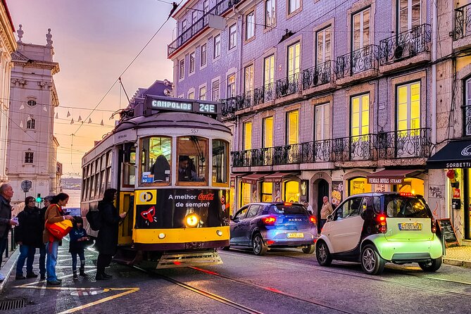 Lisbon tour Oldtown & Viewpoints on a tuktuk - Panoramic Views at Miradouro das Portas do Sol