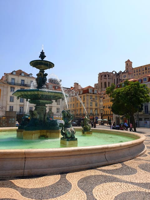 Lisbon: Tuk Tuk 2H Tour Lisbon with a Old Timer - Panoramic Views from Miradouros