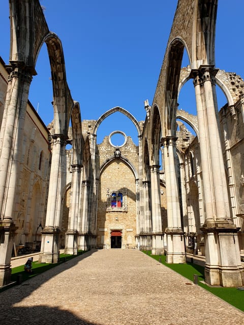Lisbon: Tuk Tuk 2H Tour Lisbon with a Old Timer - The Guide’s Role and Insider Tips