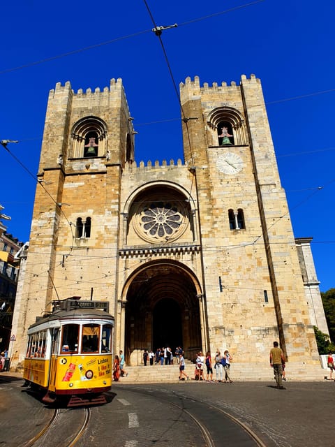 Lisbon: Tuk Tuk 2H Tour Lisbon with a Old Timer - Practicalities and Booking Details