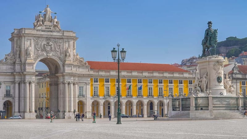 Lisbon Walk: Old Quarter, Hidden Walls & Stunning Views - Visiting the Casa dos Bicos and Its Fascinating Stories