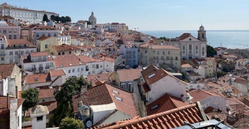 Lisbon: Walking tour for absolute Beginners - Ride on the Glória Funicular for a Classic Lisbon Experience