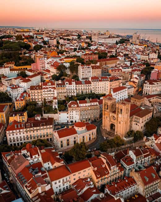 Lisbon with Tukxi: Sunset TukTuk Tour with Local Flavors - Sunset Views from Senhora do Monte and Santa Luzia
