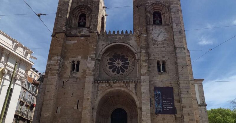 Lisbon:Private guided historical sightseeing Tour by TUK-TUK - Easy Access to Lisbon’s Sights from Alfama, Cais do Sodré, or Chiado