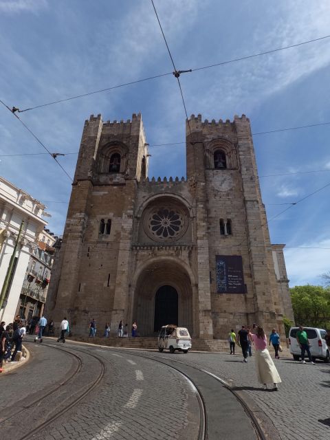Lisbon:Private guided historical sightseeing Tour by TUK-TUK - Visiting Lisbon’s Famous Viewpoints and Miradouros